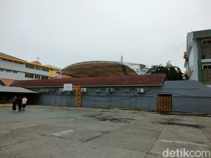 Tak Ada Korban Saat Atap SMP Petra 3 Surabaya Robek Diterjang Angin Kencang Tak Ada Korban Saat Atap SMP Petra 3 Surabaya Robek Diterjang Angin Kencang