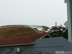 Suara Mirip Ledakan Terdengar Saat Atap SMP Petra 3 Robek Kena Angin Kencang