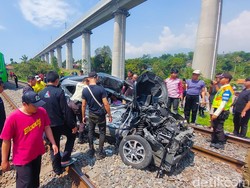 Brak! Mobil 6 Penumpang Remuk Terhantam Kereta Feeder Whoosh