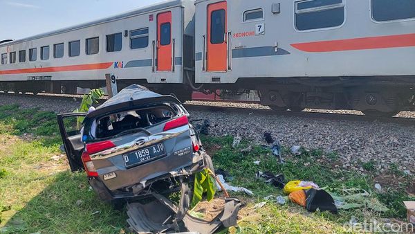 Ini Penampakan Mobil yang Ditabrak KA Feeder Whoosh di Bandung