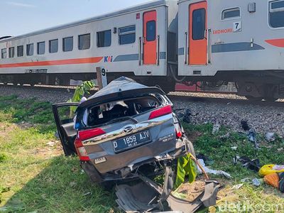 Ini Penampakan Mobil yang Ditabrak KA Feeder Whoosh di Bandung