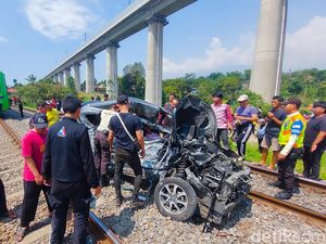 5 Hal Tentang KA Feeder Whoosh Vs Mobil 6 Penumpang di Bandung