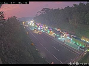 Tol Cipularang Arah Bandung Ditutup Buruh, Pengguna Diimbau Keluar di Km 99