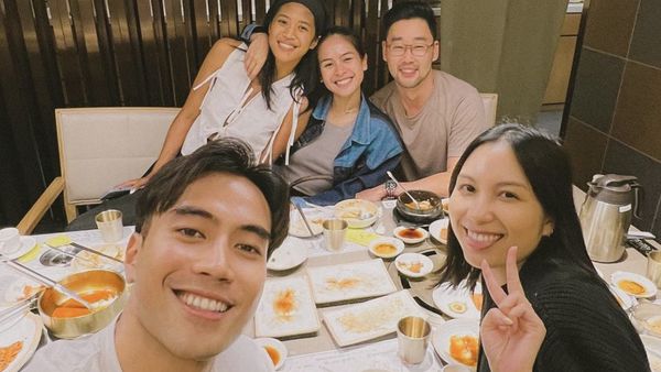 Vidi Aldiano Kulineran Bareng Sahabat, Ini Momen Akrabnya