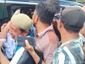 Blusukan di Pasar Jambi, Anies Bagi-bagi Kaus hingga Jadi Rebutan Warga