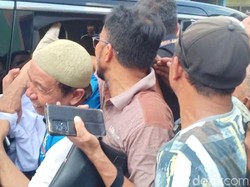 Blusukan di Pasar Jambi, Anies Bagi-bagi Kaus hingga Jadi Rebutan Warga
