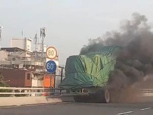 Ada Truk Terbakar di Tol Dalam Kota Arah Grogol, Lalin Padat