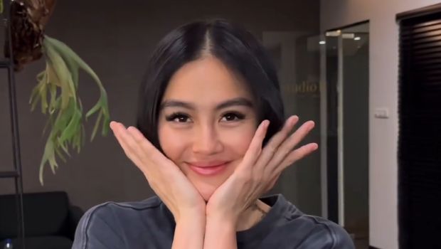 Gaya Agnez Mo dengan rambut baru model bob pendek.
