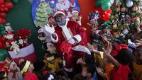 Aksi Black Santa Hibur Anak-anak dalam Perayaan Sambut Natal di Brasil