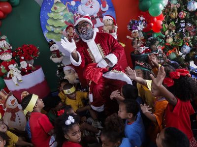 Aksi Black Santa Hibur Anak-anak dalam Perayaan Sambut Natal di Brasil