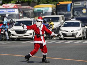 Aksi Unik Sinterklas Menari Saat Atur Lalu Lintas di Jalanan Filipina Aksi Unik Sinterklas Menari Saat Atur Lalu Lintas di Jalanan Filipina