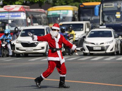 Aksi Unik Sinterklas Menari Saat Atur Lalu Lintas di Jalanan Filipina