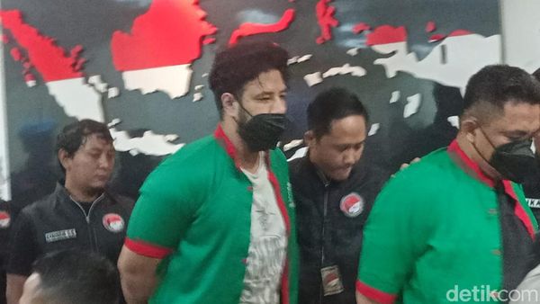 Ekspresi Ammar Zoni Kembali Pakai Baju Tahanan