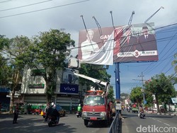 Alat Peraga Kampanye di Kota Blitar Dicopot Paksa gegara Langgar Aturan