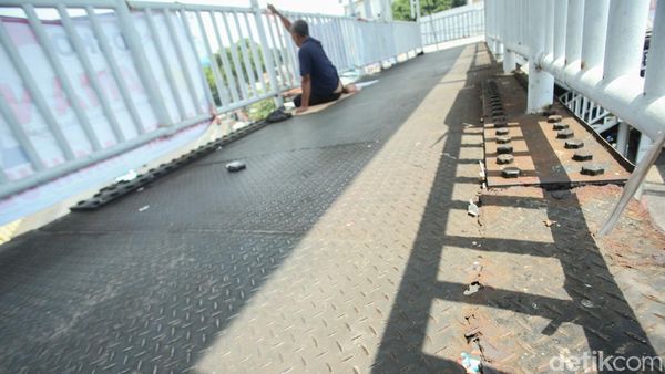 Bahaya! JPO Kampung Melayu Mulai Berkarat dan Berlubang