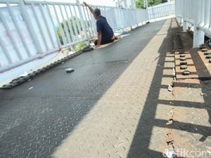 Bahaya! JPO Kampung Melayu Mulai Berkarat dan Berlubang Bahaya! JPO Kampung Melayu Mulai Berkarat dan Berlubang