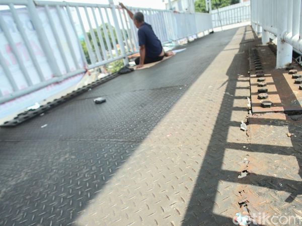 Bahaya! JPO Kampung Melayu Mulai Berkarat dan Berlubang