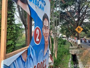 7 Baliho Prabowo-Gibran di Pati Sobek, Loyalis: Milik Capres Lain Masih Utuh