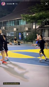 7 Potret Interaksi Manis Tiko Aryawardhana & Noah Main Basket Bareng ...