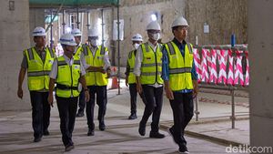 Berbatik & Berompi proyek, Jokowi Cek Proyek MRT Bundaran HI-Kota