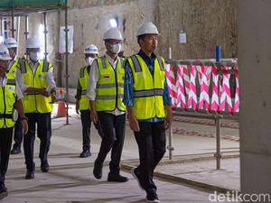 Berbatik & Berompi proyek, Jokowi Cek Proyek MRT Bundaran HI-Kota