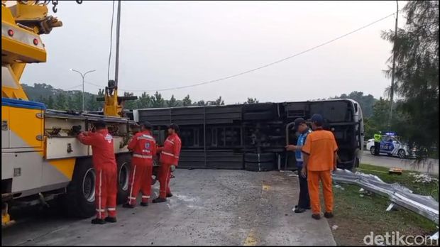 Bus terguling di Tol Cipali, Jumat (15/12/2023).