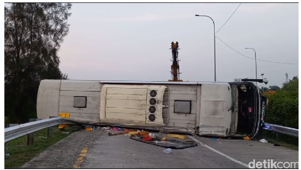 Bus terguling di Tol Cipali, Jumat (15/12/2023).