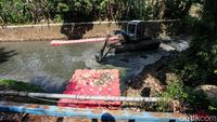 Cegah Pendangkalan, Lumpur Kali di Bintaro Jaksel Dikeruk