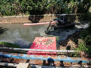Cegah Pendangkalan, Lumpur Kali di Bintaro Jaksel Dikeruk