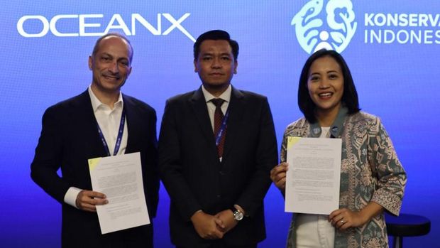 COO Ocean X Max Khosrowshahi (kiri) dan Senior Vice President and Executive Chair Konservasi Indonesia Meizani Irmadhiany (kanan), bersama Deputi Bidang Koordinasi Sumber Daya Maritim Kementerian Koordinator Bidang Kemaritiman dan Investasi (Kemenko Marves RI), M Firman Hidayat, usai penandatangan kerja sama di sela-sela perhelatan COP 28. (Dok.Konservasi Indonesia)