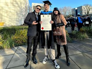 Fitri Carlina Terharu Keponakan Lulus S2 dari Irlandia