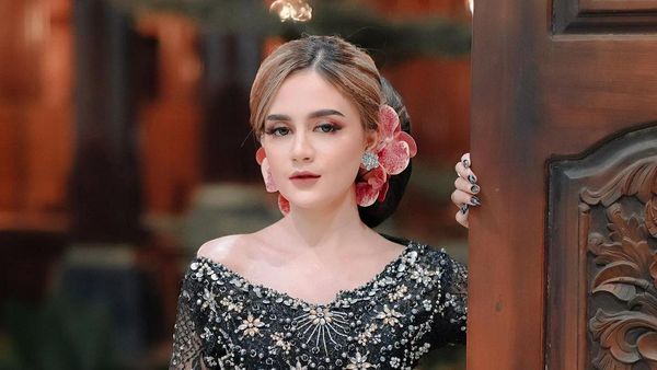 5 Potret Irenne Ghea yang Viral Karena Jadi Sinden Berparas Bule