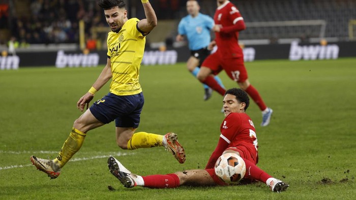 Union SGs Mohamed Amoura, left, battles for the ball with Liverpools Jarell Amorin Quansah during the Europa League Group E soccer match between Union SG and Liverpool at the RSC Anderlecht stadium in Brussels, Thursday, Dec. 14, 2023. (AP Photo/Geert Vanden Wijngaert)