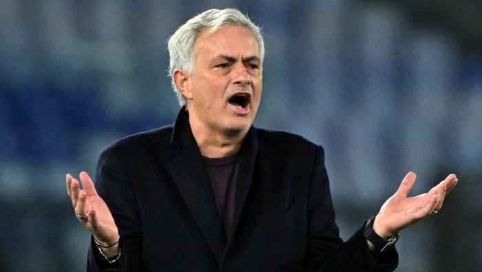 Soccer Football - Europa League - Group G - AS Roma v Sheriff Tiraspol - Stadio Olimpico, Rome, Italy - December 14, 2023 AS Roma coach Jose Mourinho reacts REUTERS/Alberto Lingria