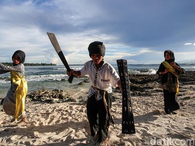 Terpesona Anak-anak di Timur RI Menarikan Cakalele