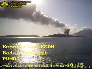 Gunung Anak Krakatau Erupsi, Warga Keluhkan Sakit Mata-Sesak Napas Gunung Anak Krakatau Erupsi, Warga Keluhkan Sakit Mata-Sesak Napas