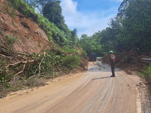 Jalinsum di Taput Tertimbun Longsor Sepanjang 10 Meter, Lalin Sempat Putus Total Jalinsum di Taput Tertimbun Longsor Sepanjang 10 Meter, Lalin Sempat Putus Total