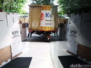 KPU Distribusikan Logistis Pemilu untuk Kecamatan Tanah Abang KPU Distribusikan Logistis Pemilu untuk Kecamatan Tanah Abang