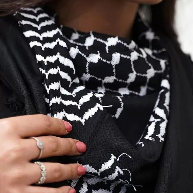 kufiya/ Foto: instagram.com/hirbawi.id kufiya hirbawi