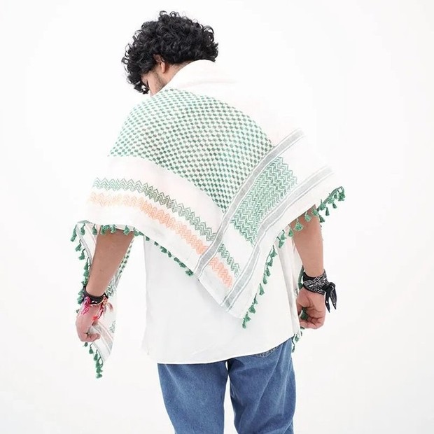 Kufiya Hirbawi/ Foto: instagram.com/hirbawi.id saoirse kufiya Hirbawi