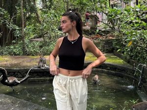 Potret Cantiknya Gemma Pinto, Kekasih Marc Marquez Saat Liburan di Bali