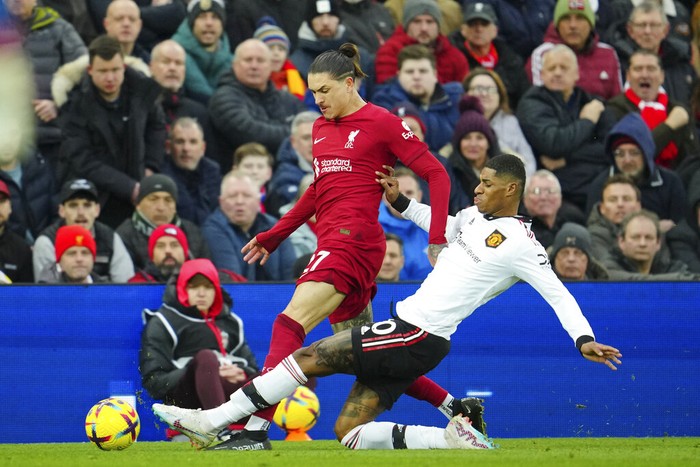 Liverpool vs MU Manchester United's Marcus Rashford, right, challenges Liverpool's Darwin Nunez during the English Premier League soccer match between Liverpool and Manchester United at Anfield in Liverpool, England, Sunday, March 5, 2023. (AP Photo/Jon Super)