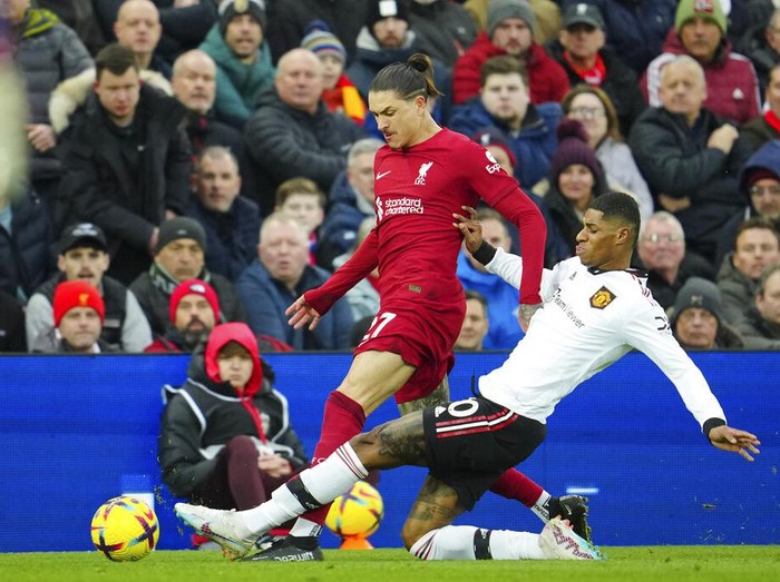 Manchester United's Marcus Rashford, right, challenges Liverpool's Darwin Nunez during the English Premier League soccer match between Liverpool and Manchester United at Anfield in Liverpool, England, Sunday, March 5, 2023. (AP Photo/Jon Super)