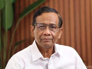 Mahfud Minta Aparat Persuasif Tangani Massa Pengantar Jenazah Lukas Enembe Mahfud Minta Aparat Persuasif Tangani Massa Pengantar Jenazah Lukas Enembe