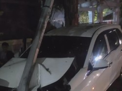 Brakkk! Mobilio Ringsek Dikemudikan Remaja Mabuk Tabrak Tiang PJU Surabaya