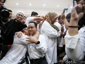 Momen Anies Peluk dan Sapa Komunitas Difabel