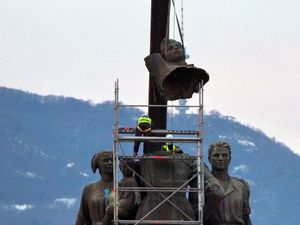 Monumen Tentara Uni Soviet di Bulgaria Dibongkar Monumen Tentara Uni Soviet di Bulgaria Dibongkar