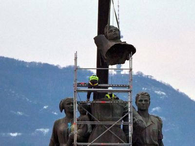 Monumen Tentara Uni Soviet di Bulgaria Dibongkar
