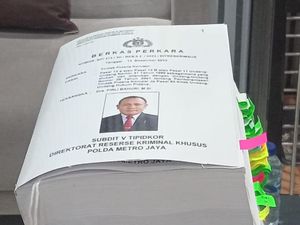Penampakan Tebalnya Berkas Firli Bahuri Tersangka Kasus Pemerasan SYL Penampakan Tebalnya Berkas Firli Bahuri Tersangka Kasus Pemerasan SYL