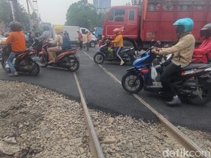 Perbaikan Rel Bikin Macet Surabaya, Daop 8: Mohon Maaf, Demi Keselamatan Perbaikan Rel Bikin Macet Surabaya, Daop 8: Mohon Maaf, Demi Keselamatan